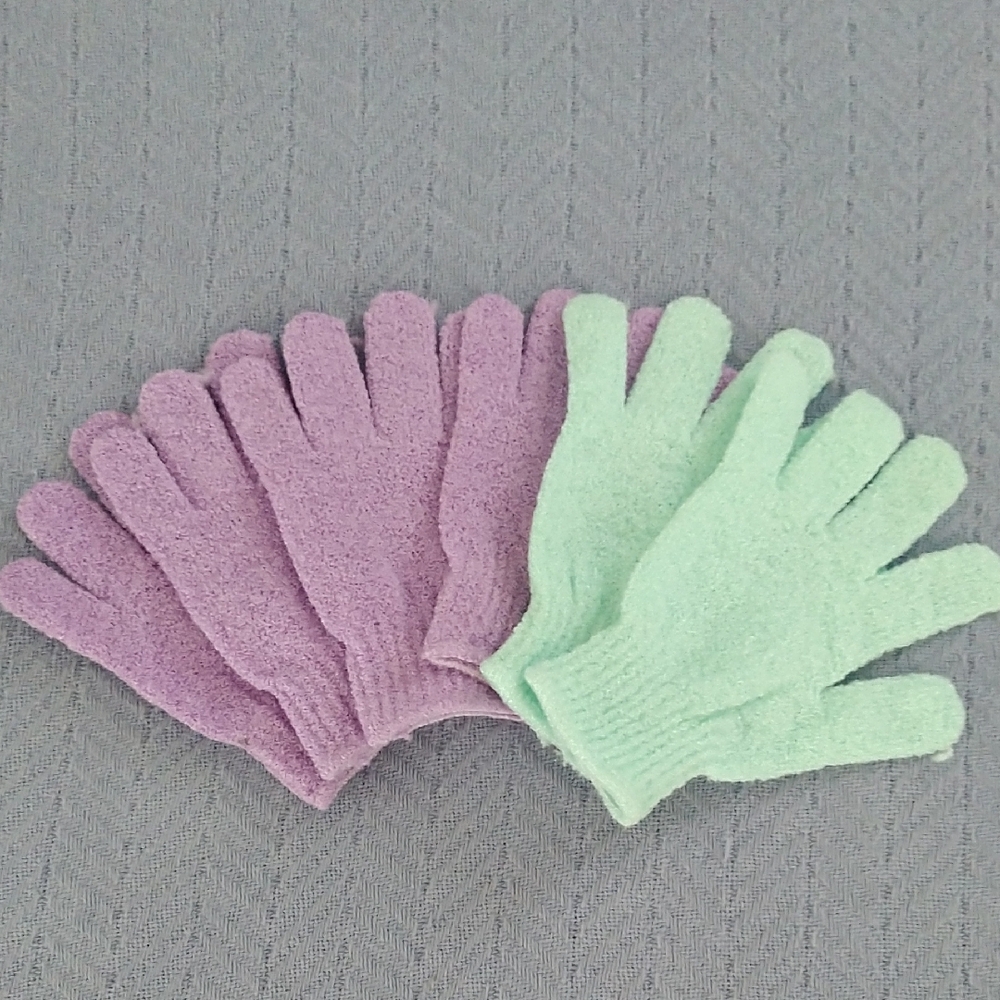 Exfoliating gloves in purple and green. Three pairs. Unused.